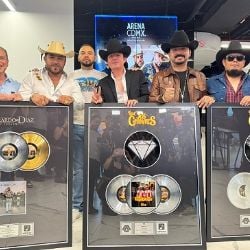 Los Dos Carnales y Gerardo Díaz reciben Discos de Oro, Platino y Diamante